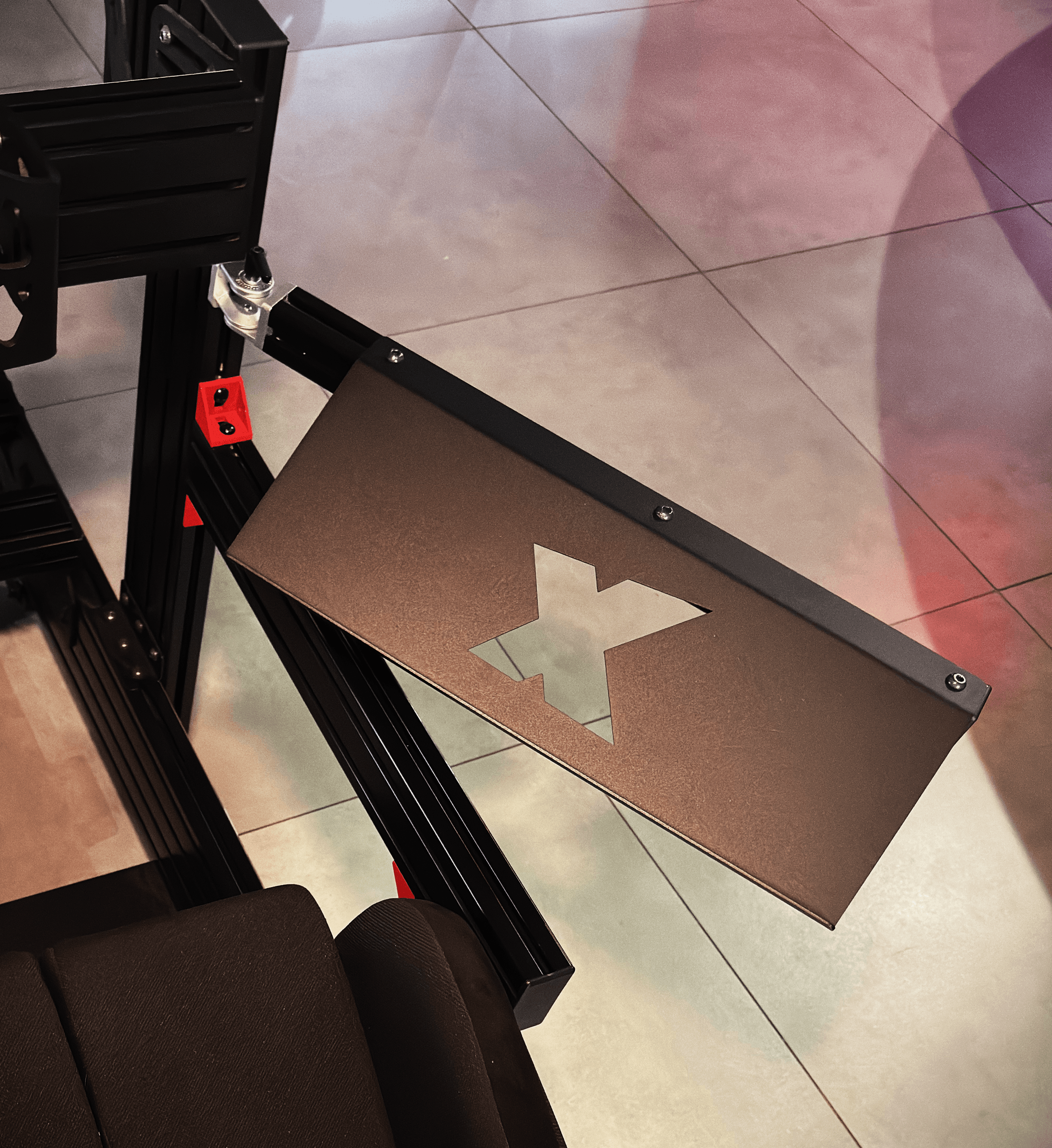 ` | Keyboard on the swing-away SimXPro tray mounted to an aluminium-profile cockpit